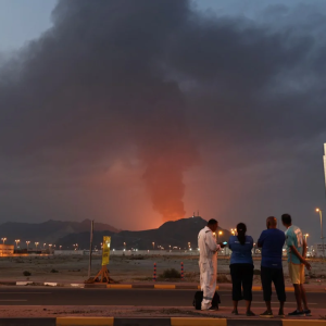 푸자이라 산업구역에서 폭격으로 피어오르는 불길을 보는 노동자들 (Fadel Senna/AFP)